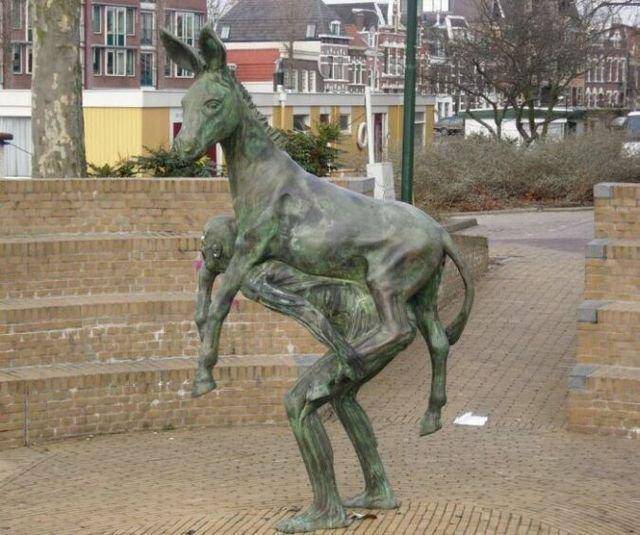 Najdziwniejsze rzeźby 31