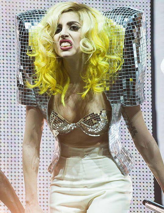 Lady Gaga i jej dziwne stroje 19