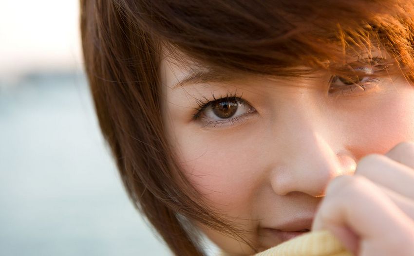 Японская девушка OKUDA, привлекательная грудь и волосы в киске